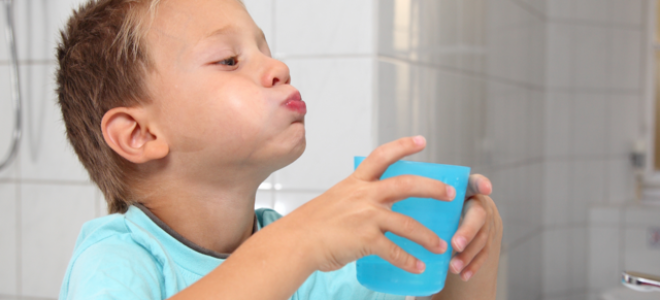 Симптомы острого тонзиллита у взрослых и детей: классификация и причины возникновения заболевания, варианты лечения в домашних условиях и в стационаре, меры профилактики и возможные осложнения