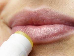 Как быстро вылечить простуду на губе в домашних условиях