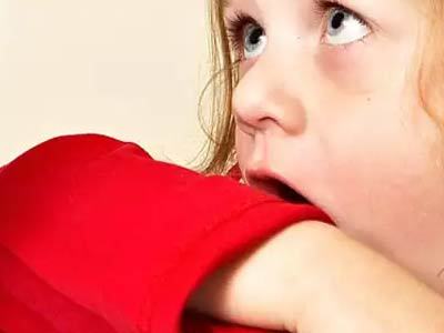 Симптомы и лечение коклюша у ребенка в домашних условиях: специфика заболевания и стадии развития, медикаменты и народные средства для облегчения кашля, возможные осложнения