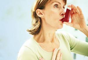 Бронхиальная астма у взрослых и детей: особенности и формы заболевания, первые признаки и типичные симптомы, лечение аптечными препаратами и народными средствами, профилактика рецидивов