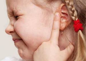 Из уха течет желтая жидкость: почему выделяется цвета у ребенка, выделения у грудничка