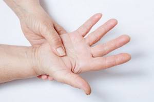 Онемение пальцев рук: причины и лечение, что делать