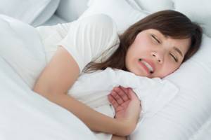 Почему скрипят зубами во сне: причины скрежета зубами во сне у взрослых и детей, лечение