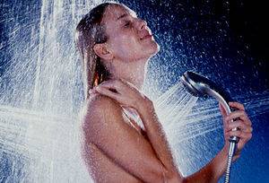 Можно ли мыться при температуре: почему нельзя принимать водные процедуры в бане, что делать разрешено и при каких показателях на градуснике