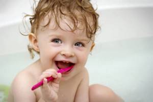 Как правильно чистить зубы детям до 1 года и после, когда и с какого возраста начинать
