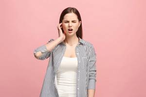 Заложило ухо при насморке: почему так происходит, как снять симптом, чем лечить, обзор отзывов, опасность отита, что делать, чтобы избежать осложнения