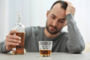 Болит сердце после алкоголя или с похмелья: причины, что делать