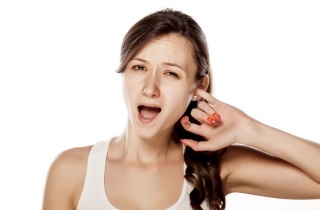 Серная пробка в ухе: как удалить в домашних условиях и её симптомы