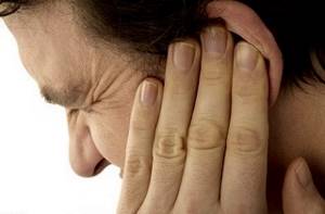 Серная пробка в ухе: как удалить в домашних условиях и её симптомы